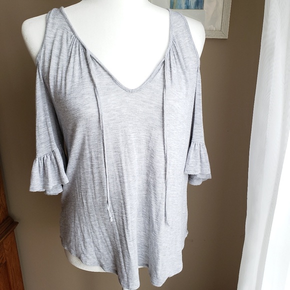 Zenana Outfitters Tops - 🌷Zenana Outfitters grey cold shoulder top